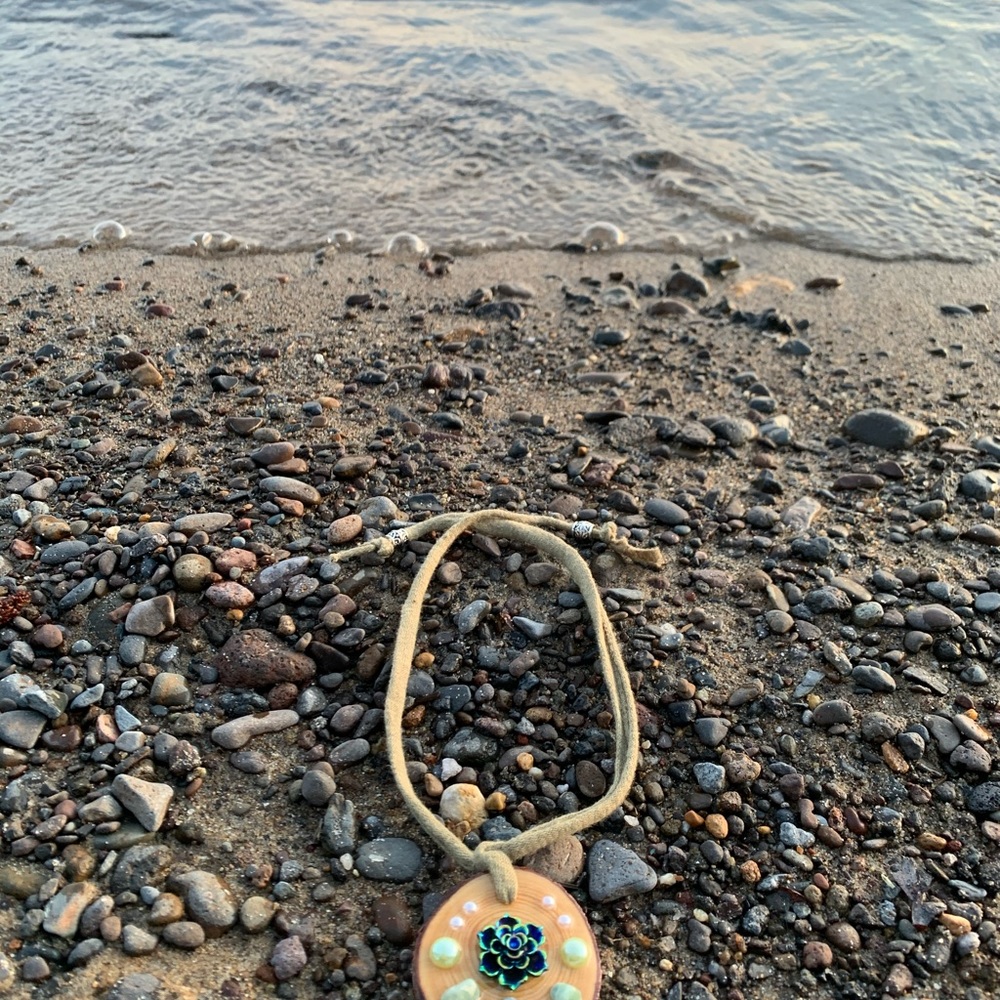 Flower, crystal, and wood pendant necklace - Picture 4 of 8